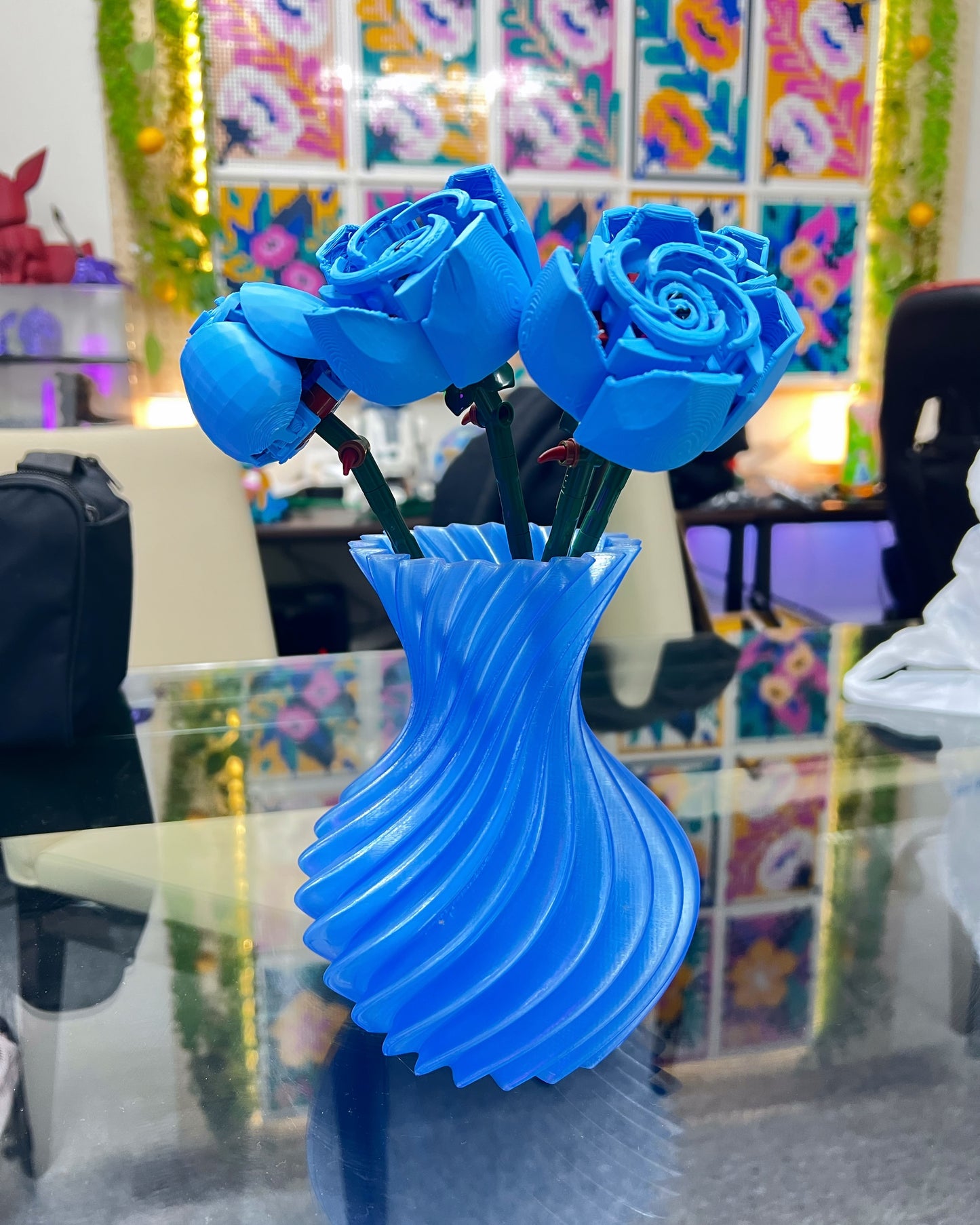 Twirl Bloom Vase – ブルーの花瓶と青いローズ4本セット