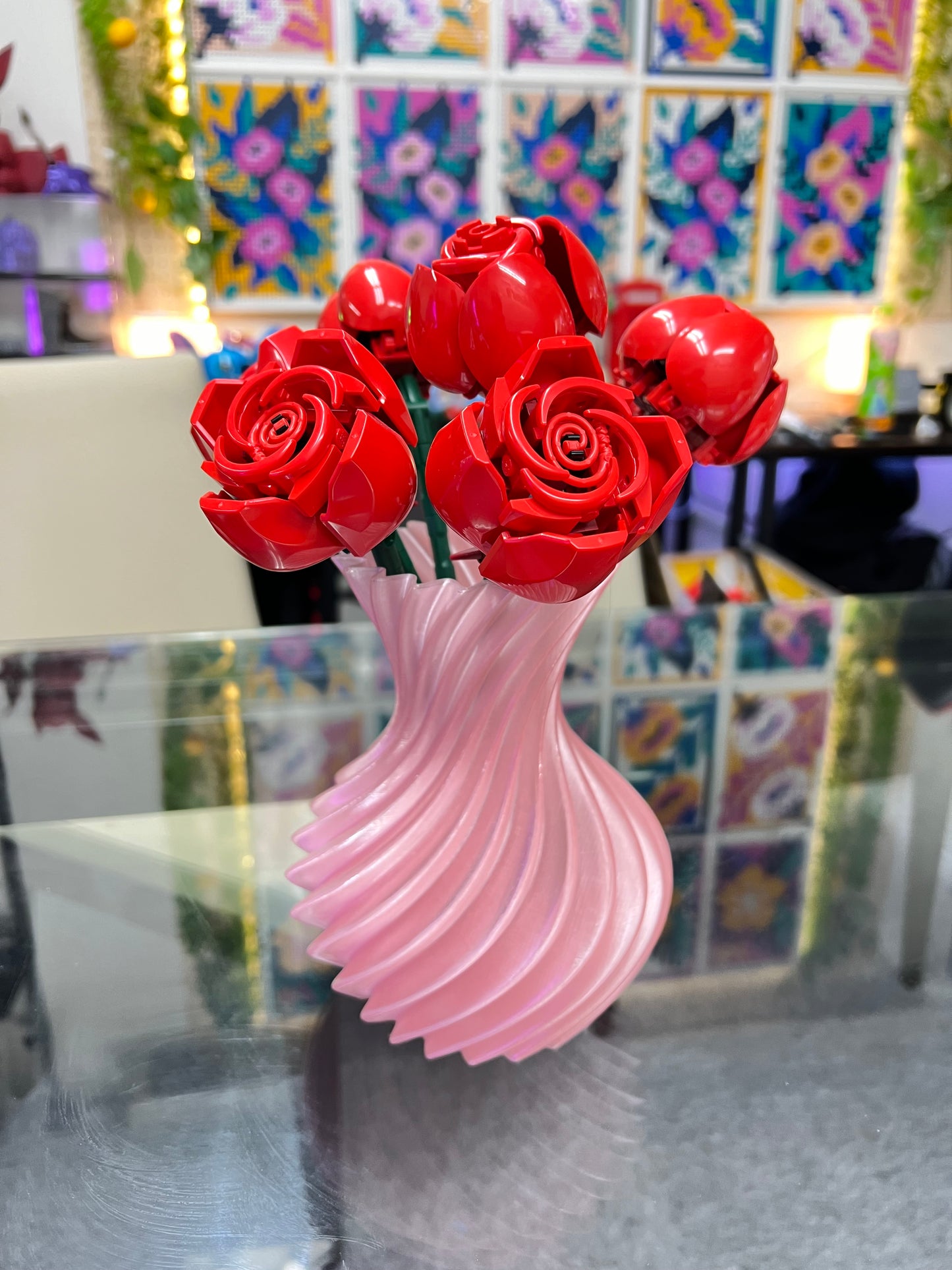 Twirl Bloom Vase – ピンクの花瓶と赤いローズ4本セット