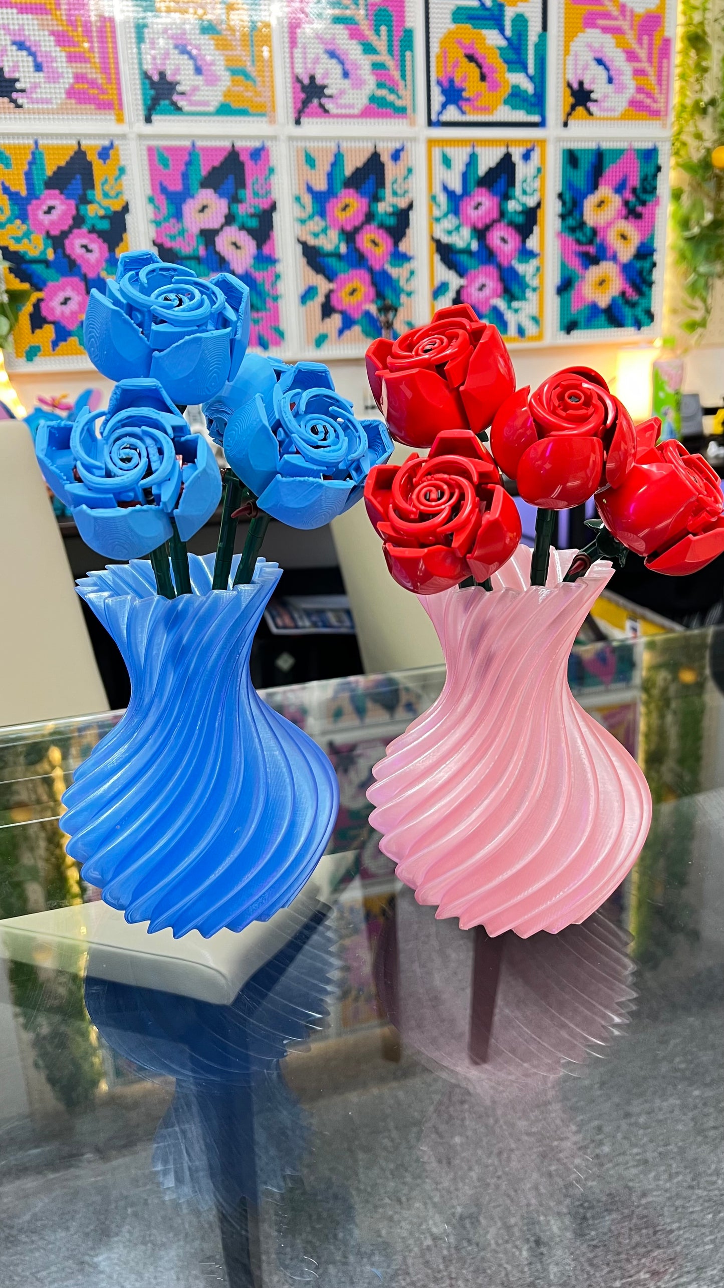 Twirl Bloom Vase – ピンクの花瓶と赤いローズ4本セット