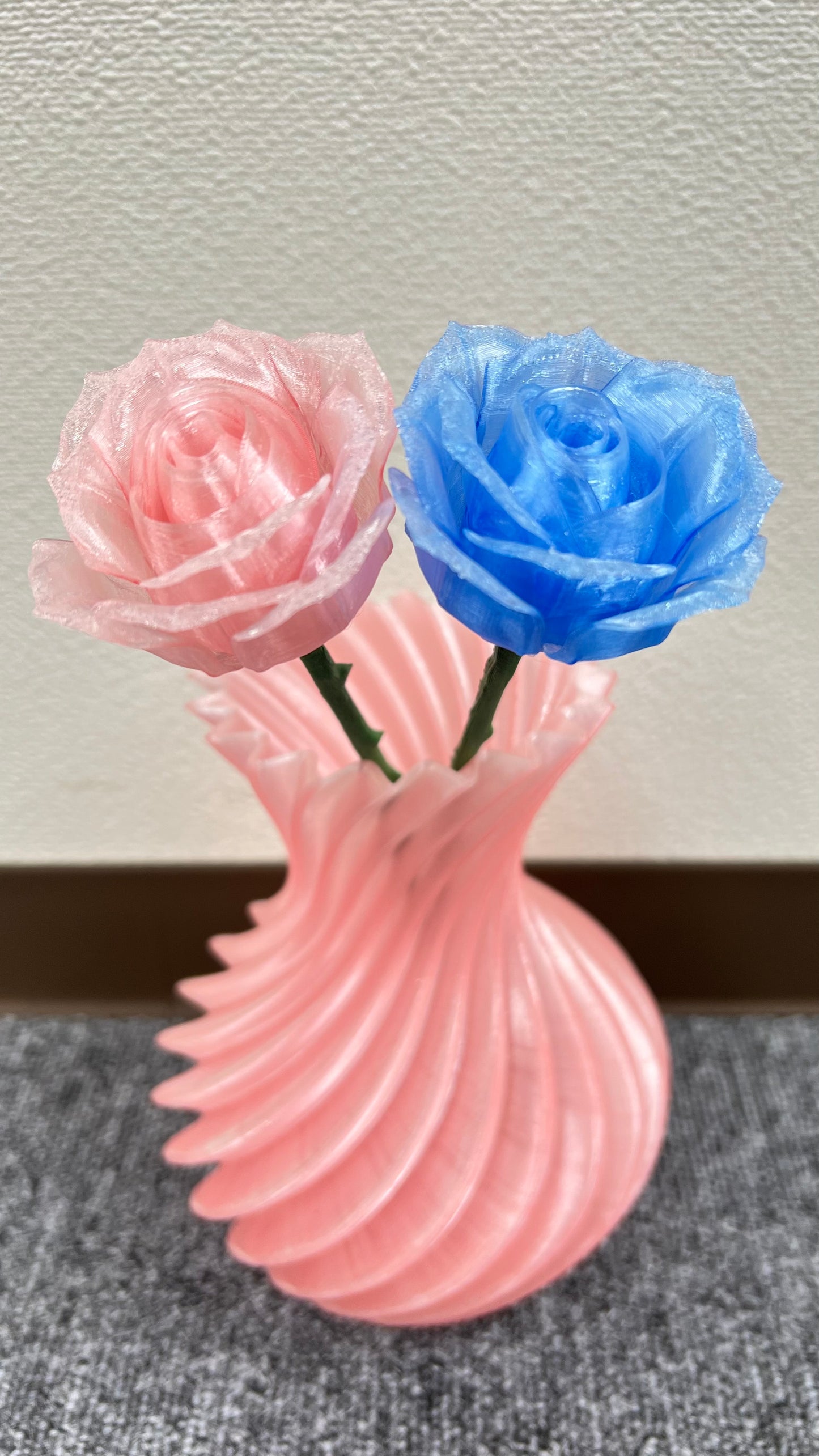 Twirl Bloom Vase – ピンクの花瓶と2色のローズセット